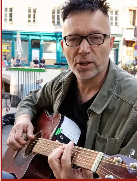 ToLLiB avec sa guitare dans la rue